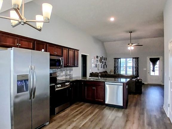 4th image of 213 Meadowbrook Dr