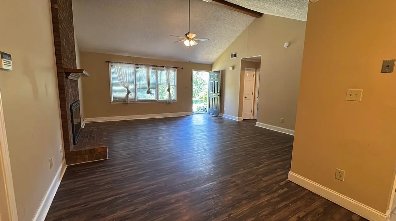 3 bed, 1322 sqft, $2,300 — Photo 4