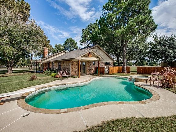 Beautiful Diving Pool with attached Spa