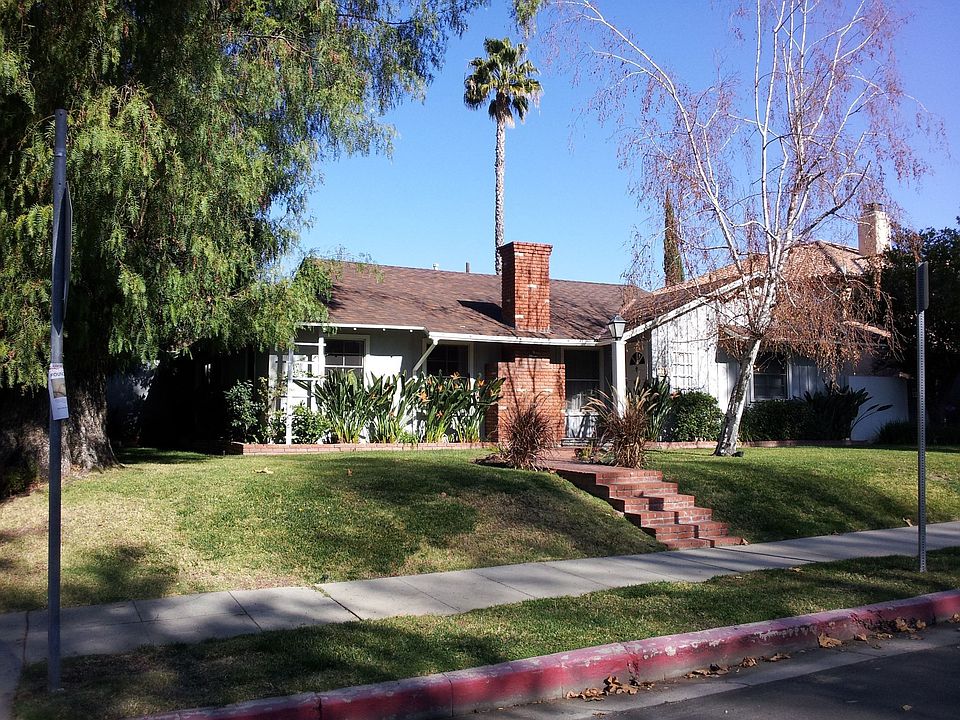 Corner lot, front of house