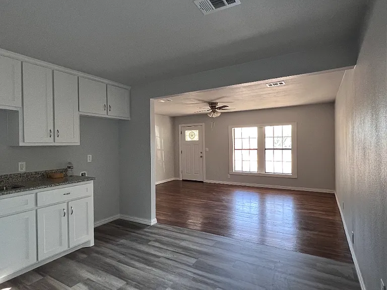 1000 W Hammond St — Photo 4