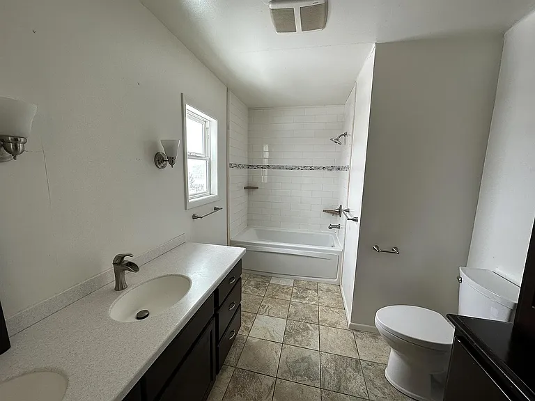 205 Holland Ln — Photo 3