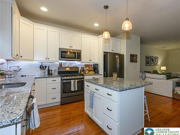 4th image of 2254 Rising Hill Rd