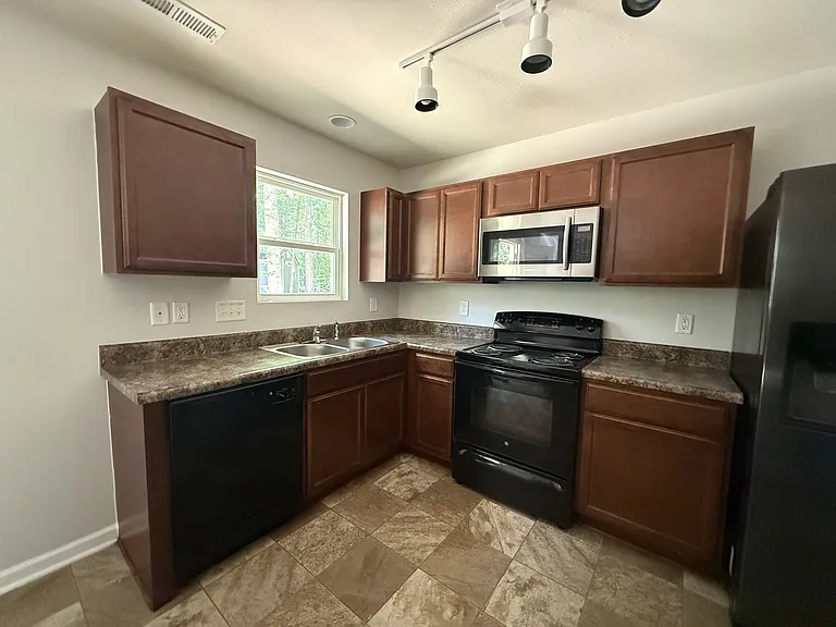 408 Polly Dr — Photo 4