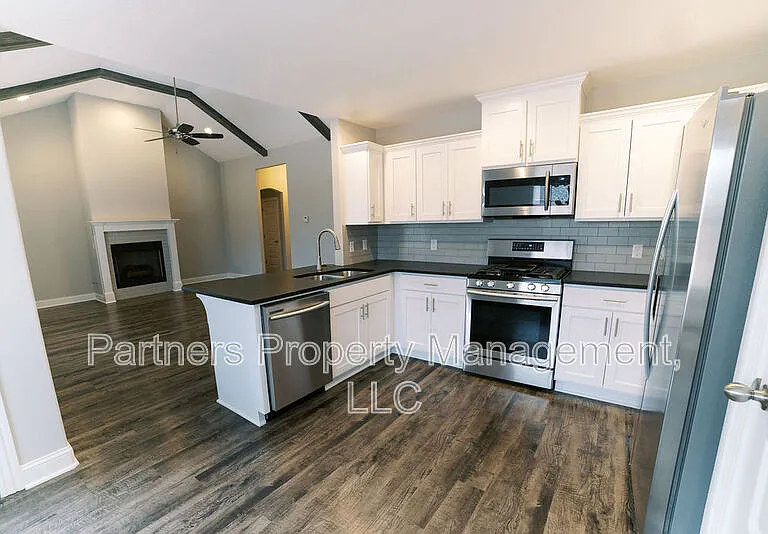 372 Canada Dr — Photo 3
