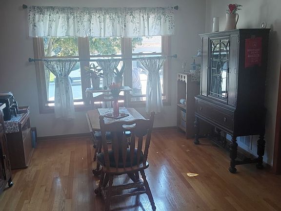 4th image of 804 Deerpath Ln