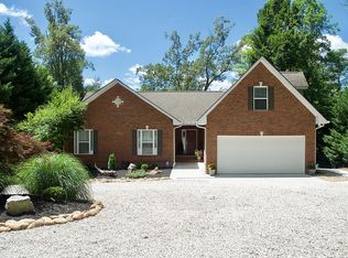 951 Foxridge Ln, Caryville, TN 37714