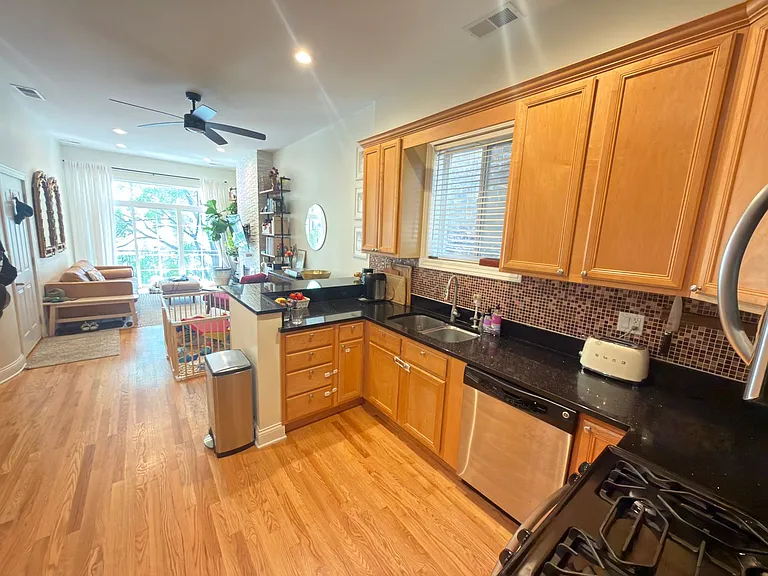 1508 W Erie St #2 — Photo 7