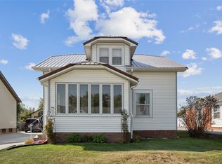 909 Washington St, Pella, IA 50219