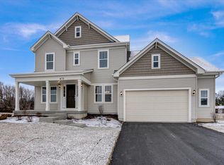 475 Cloverlane Dr, Sycamore, IL 60178