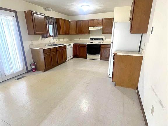 5th image of 301 Brian Dr