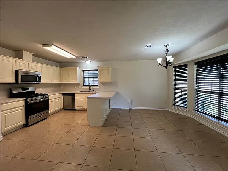 1206 Mullins Ct — Photo 8