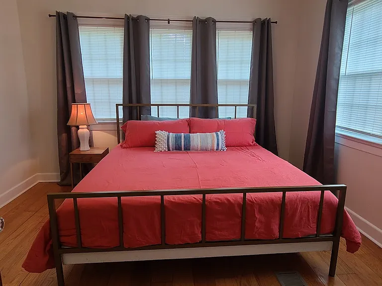 King bedroom with 100% cotton sheets and linen bedding.
Windows have blinds and black out curtains.