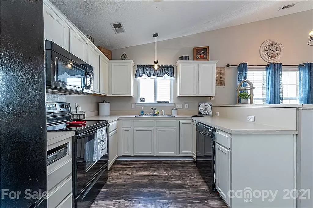 3 bed, 1205 sqft, $2,200 — Photo 4