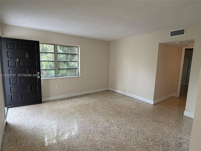 240 E 8th St #3 — Photo 2