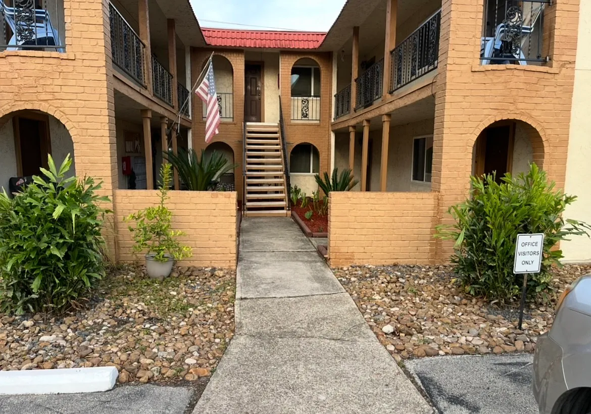 2 bed, 911 sqft, $940 — Photo 1