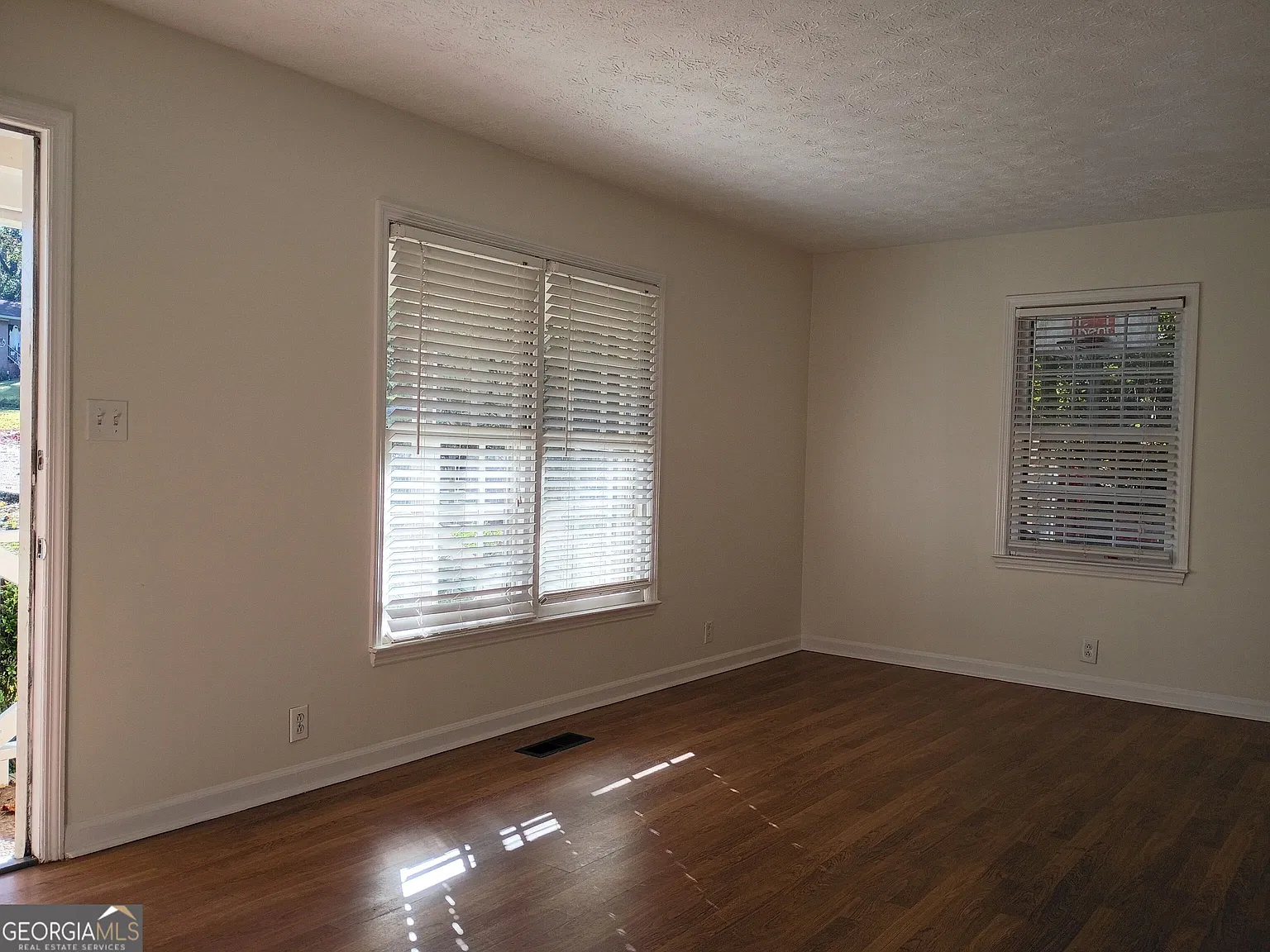 5 bed, 2.5 bath, 2848 sqft, $2,200 — Photo 3