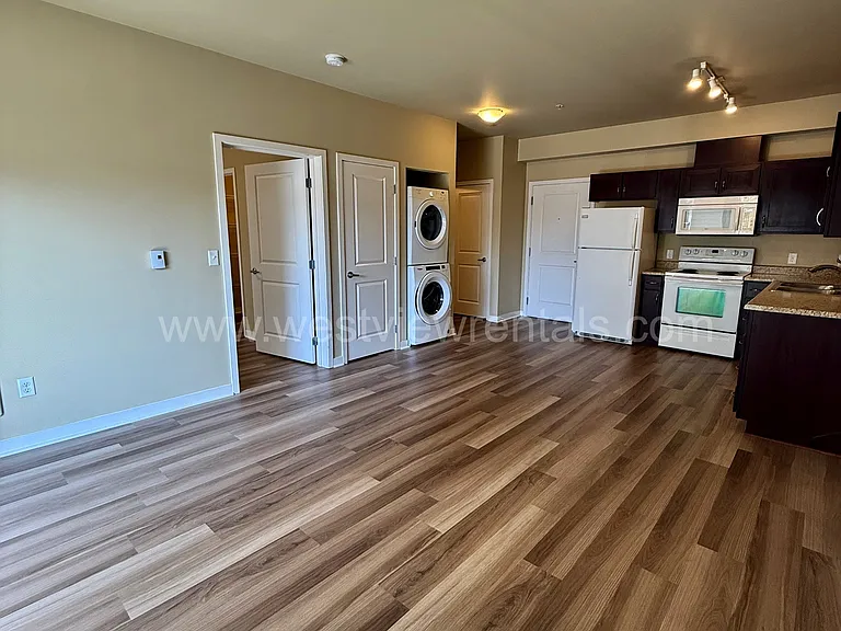 200 E Maple St — Photo 182
