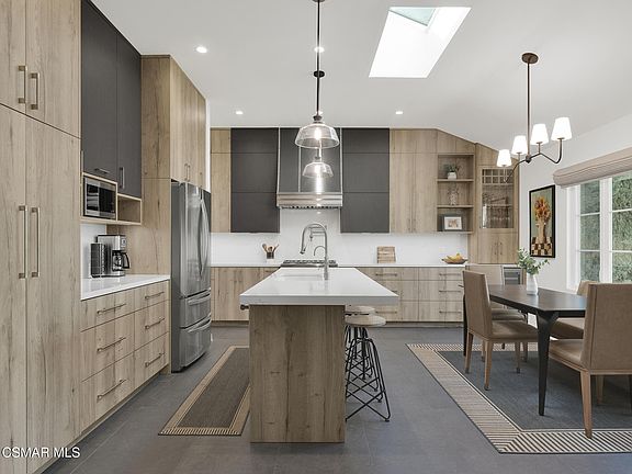 3rd image of 1524 W Riverside Dr