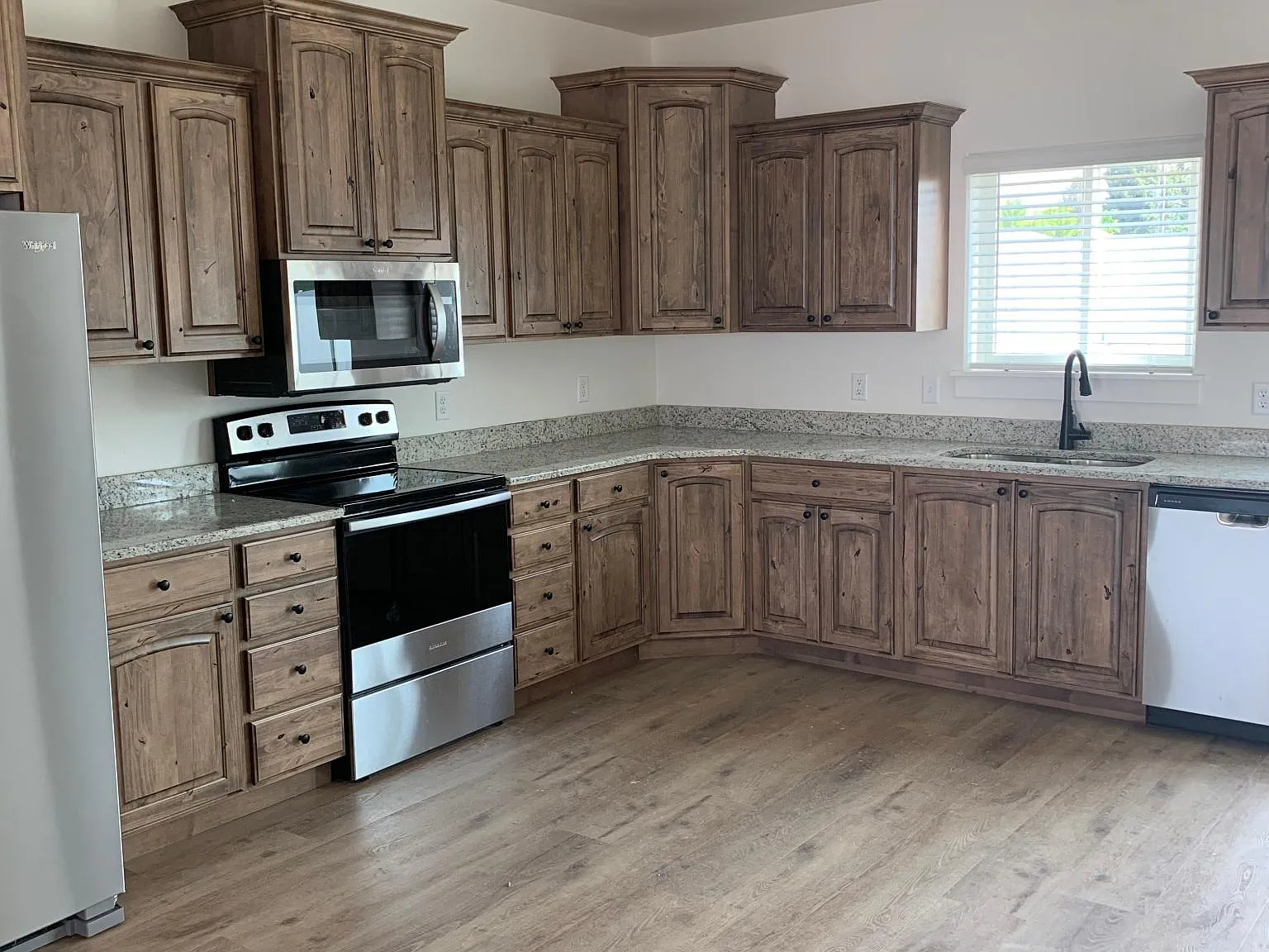 3 bed, 2.5 bath, 1500 sqft, $1,650 — Photo 2