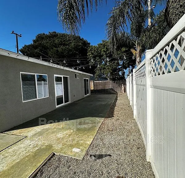 2285 Santa Ana Ave — Photo 14