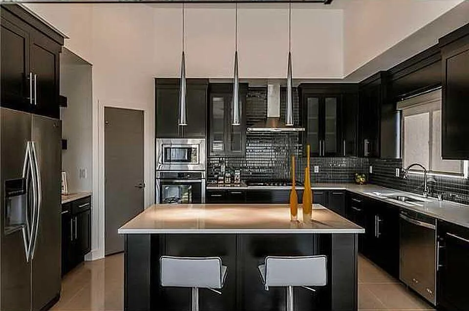 4 bed, 2400 sqft, $3,400 — Photo 3