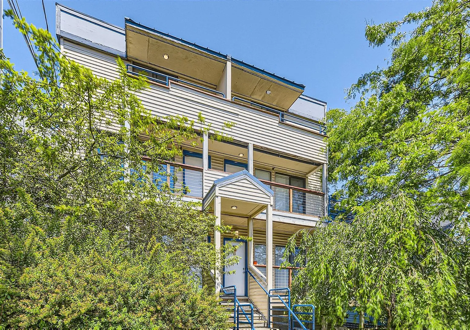 Great location in the vibrant Capitol Hill neighborhood! — Photo 2