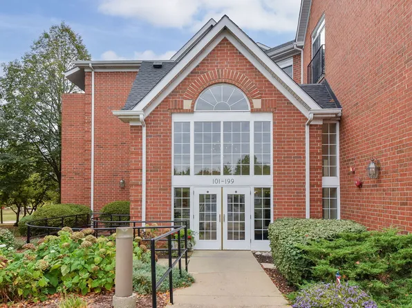 157 Hunt Club Dr #157, St Charles, IL 60174