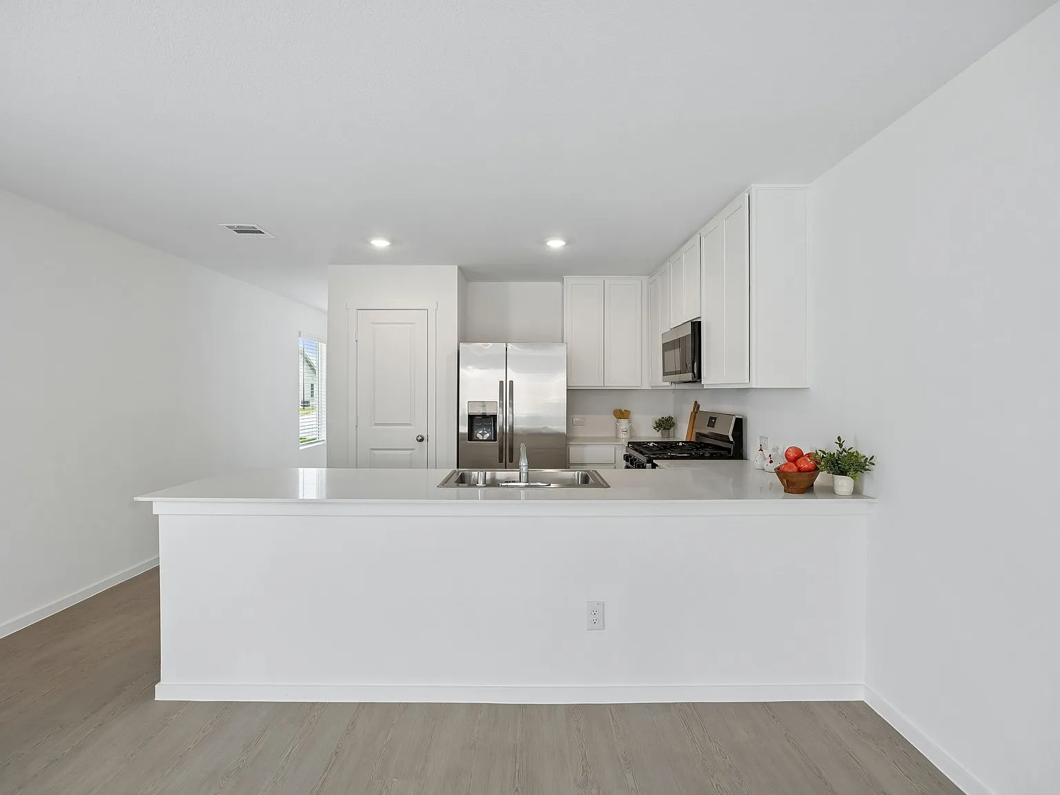4 bed, 1612 sqft, $2,100 — Photo 3