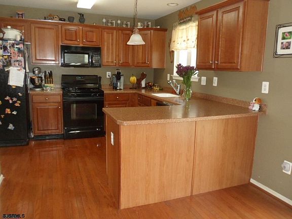 5th image of 114 Camelot Cir