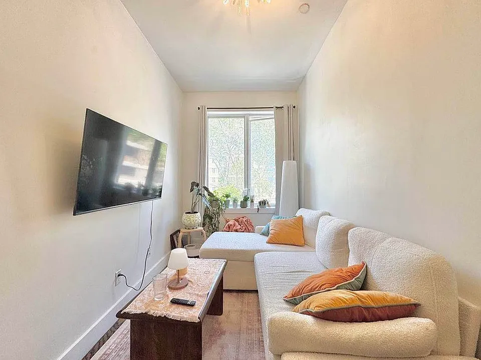 194 Scholes St #2F