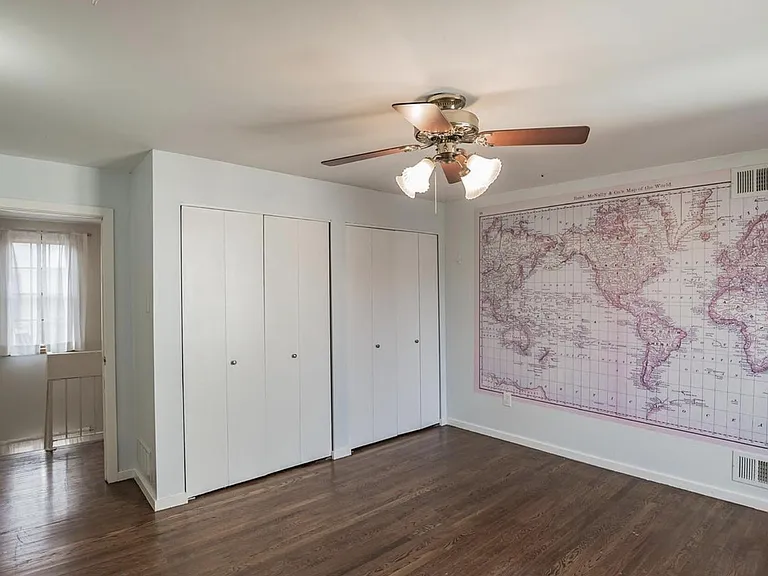 Middle bedroom