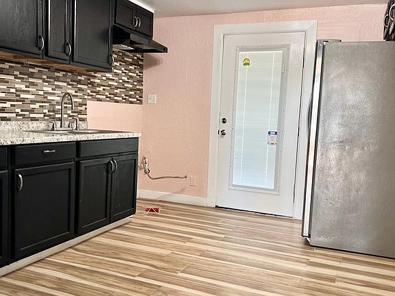 3rd image of 208 W WIER Avenue
