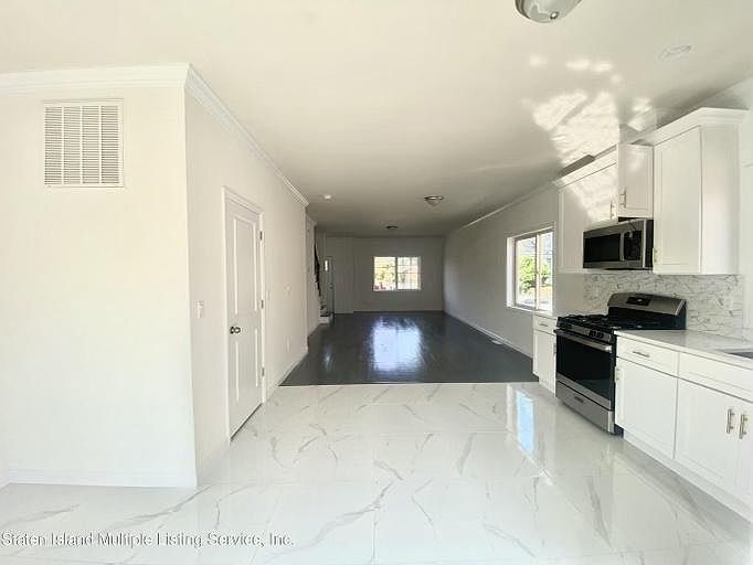 2nd image of 952 Rockland Ave #4