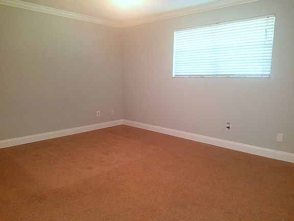 5th image of 3293 N Laurel Grv