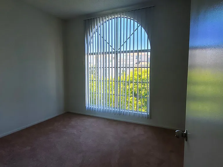 Farmdale Court Apartments — Photo 35