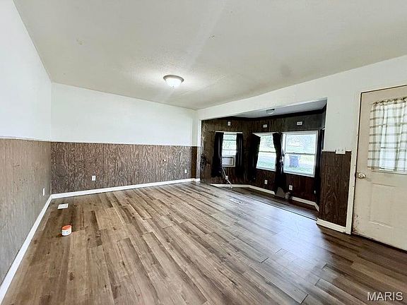 4th image of 304 Ozark St