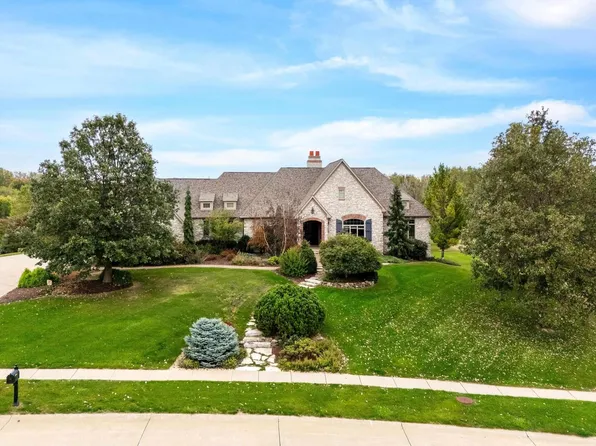 27 Pebble Creek Cir, Le Claire, IA 52753