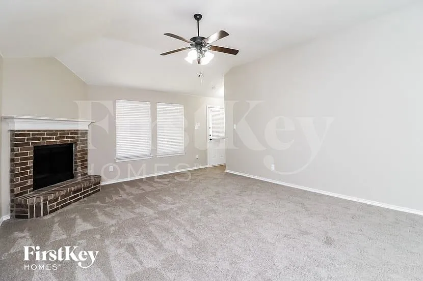 4 bed, 2.0 bath, 2084 sqft, $2,505 — Photo 3
