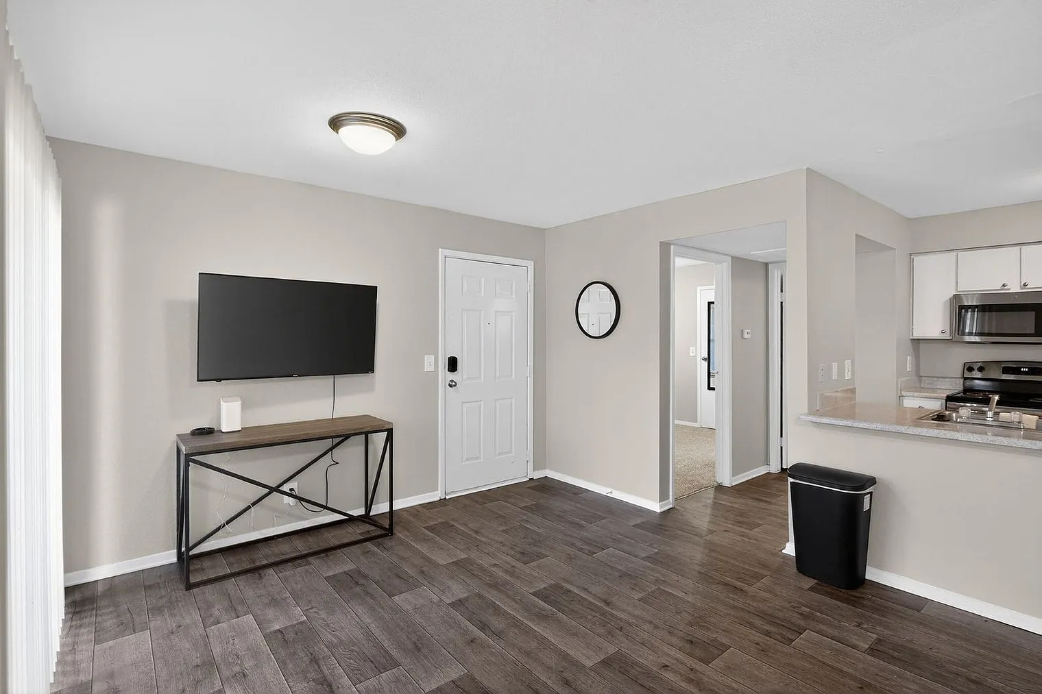 2 bed, 2.0 bath, 10301 sqft, $2,550 — Photo 2