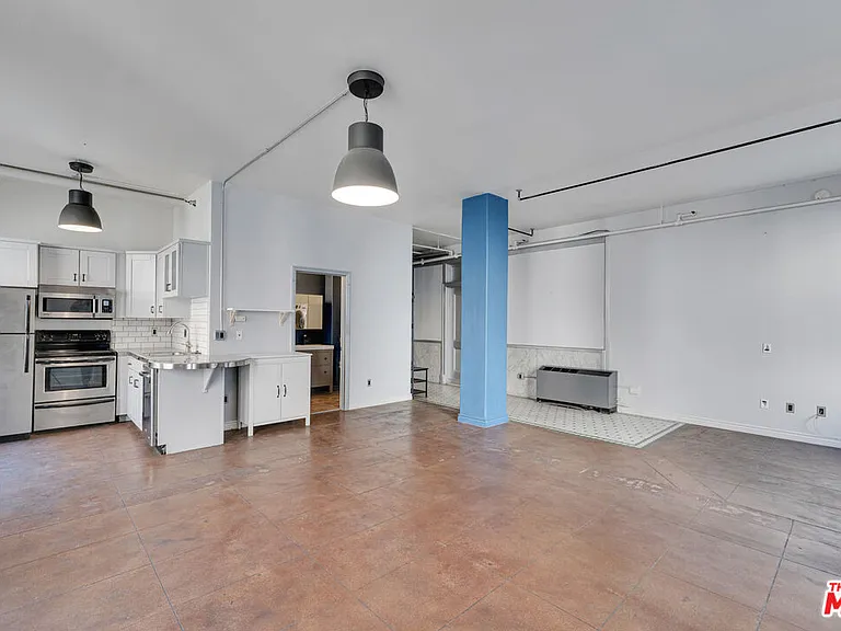 215 W 7th St #811 — Photo 11