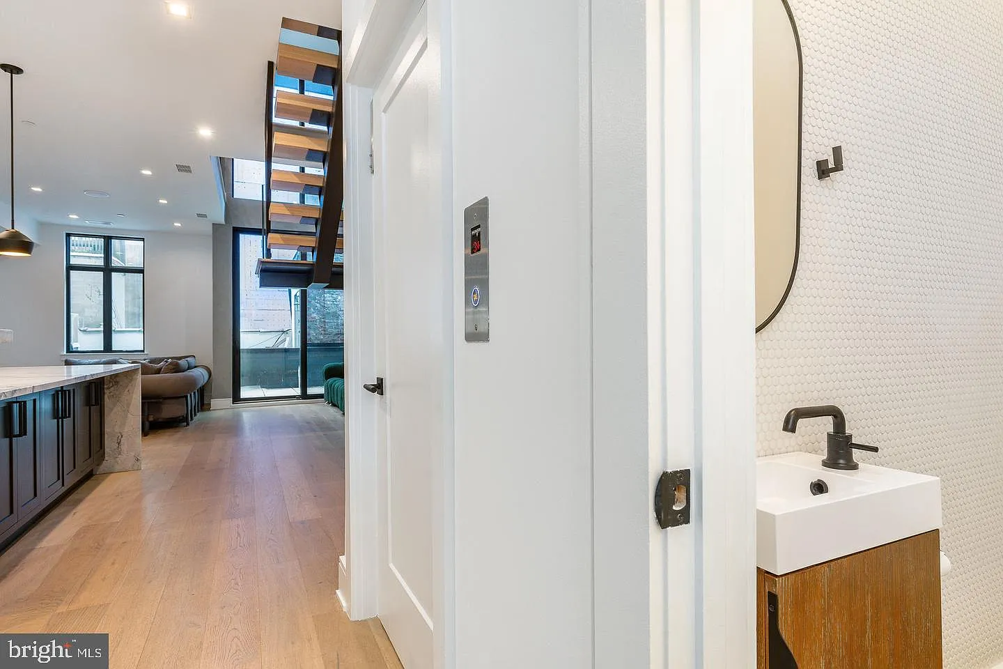 4 bed, 7.0 bath, 5200 sqft, $18,000 — Photo 3