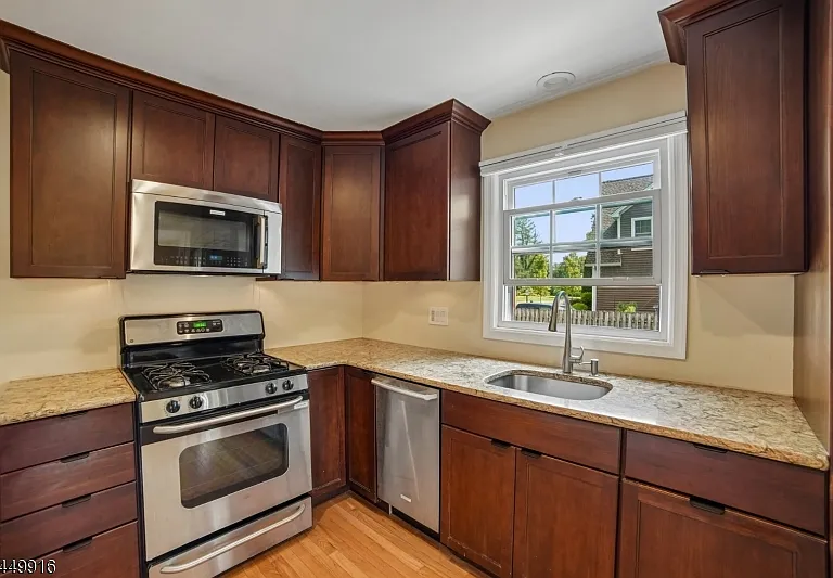 18 Columbia Ave — Photo 6