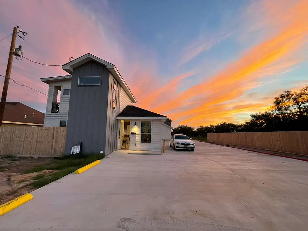 2 bed, 850 sqft, $1,200 — Photo 2