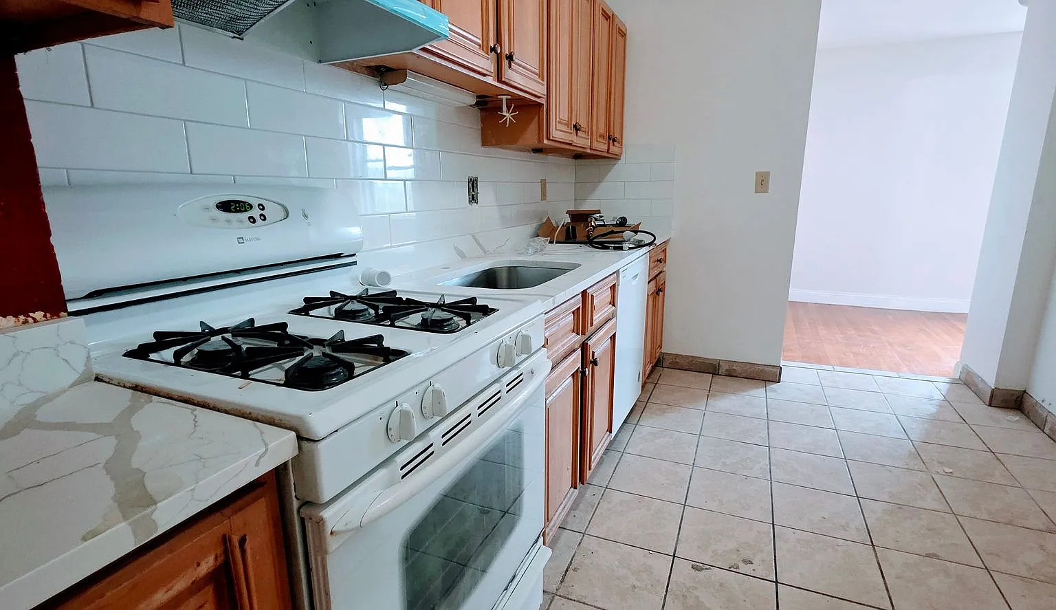 No Fee w Promo! Spacious Apt on Brookline Border w Gas, Ht & HW ALL Included! Near B & C lines! — Photo 2
