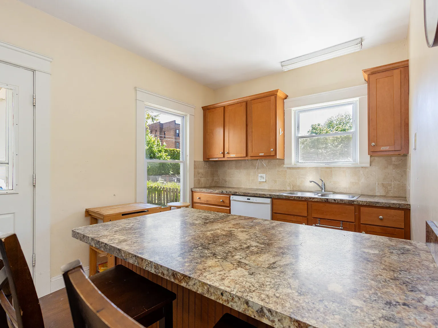 5 bed, 2100 sqft, $2,300 — Photo 3