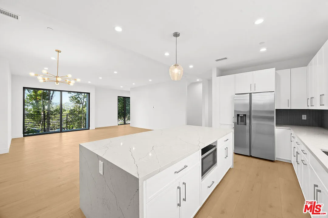 3 bed, 2.5 bath, 2000 sqft, $6,995 — Photo 1