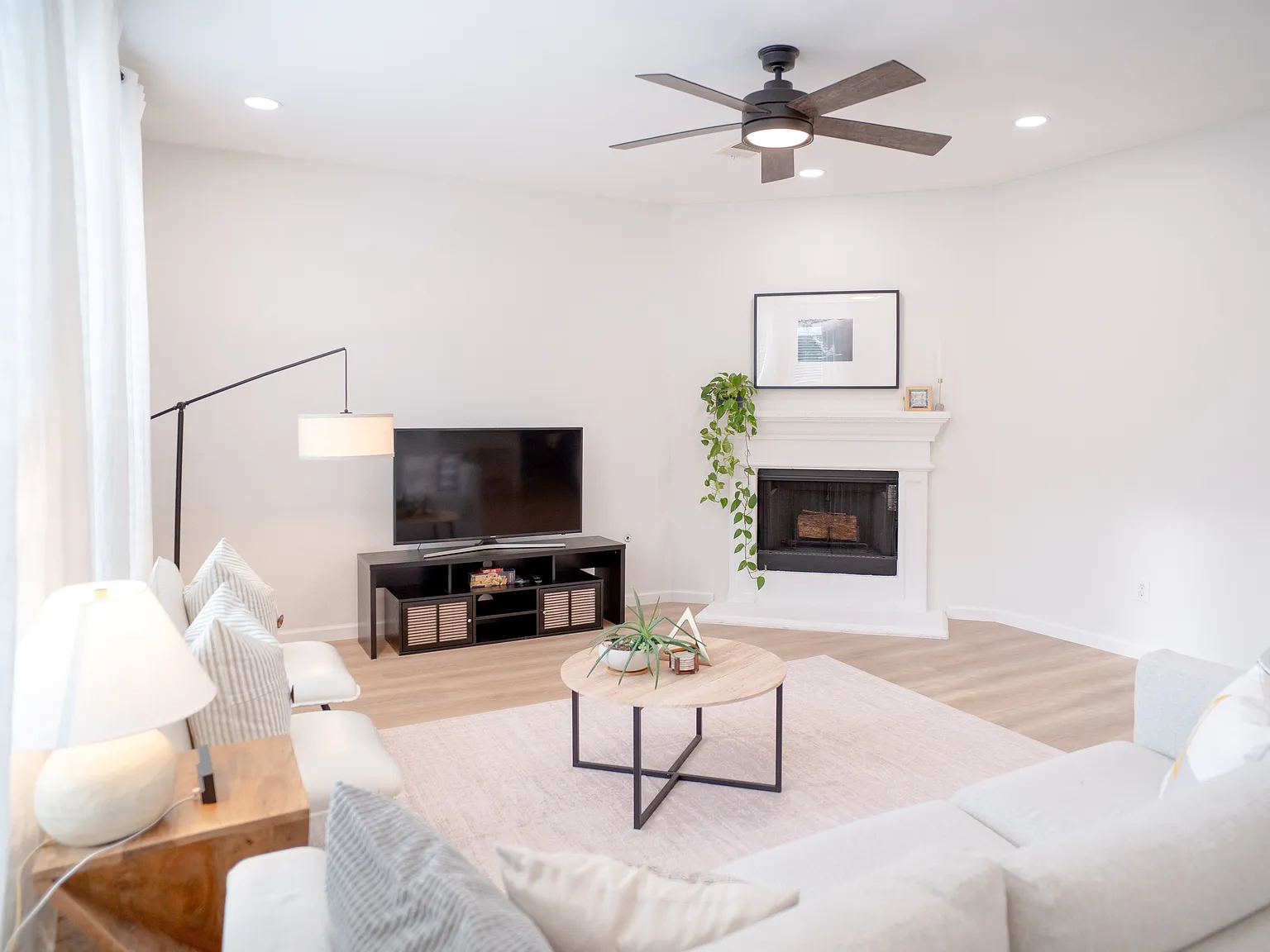 3 bed, 2.5 bath, 2298 sqft, $5,900 — Photo 3