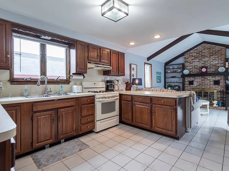 545 Hudson St — Photo 7