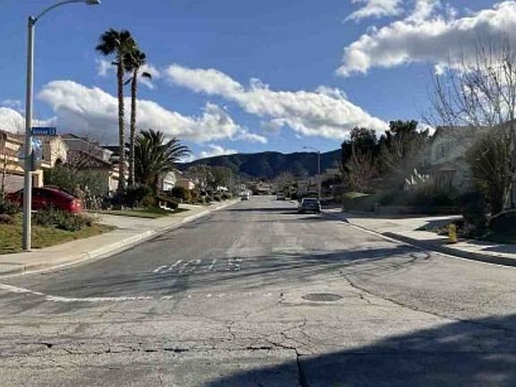 Exterior Neighborhood (street photo)